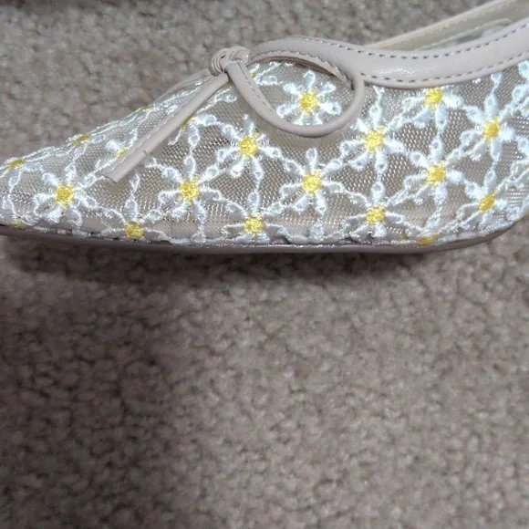 Adorable Vogue Daisy Mesh Kitten Heels - Picture 2 of 6